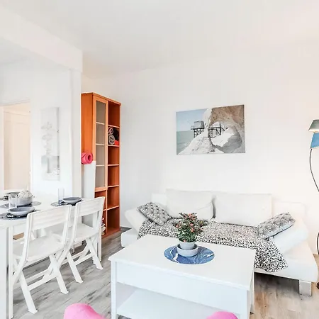 Beautiful Home In Royan With Wifi בית נופש