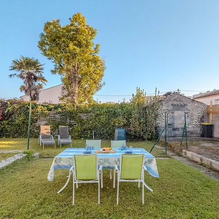 Beautiful Home In Royan With Wifi * רויאן