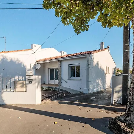 Beautiful Home In Royan With Wifi בית נופש *